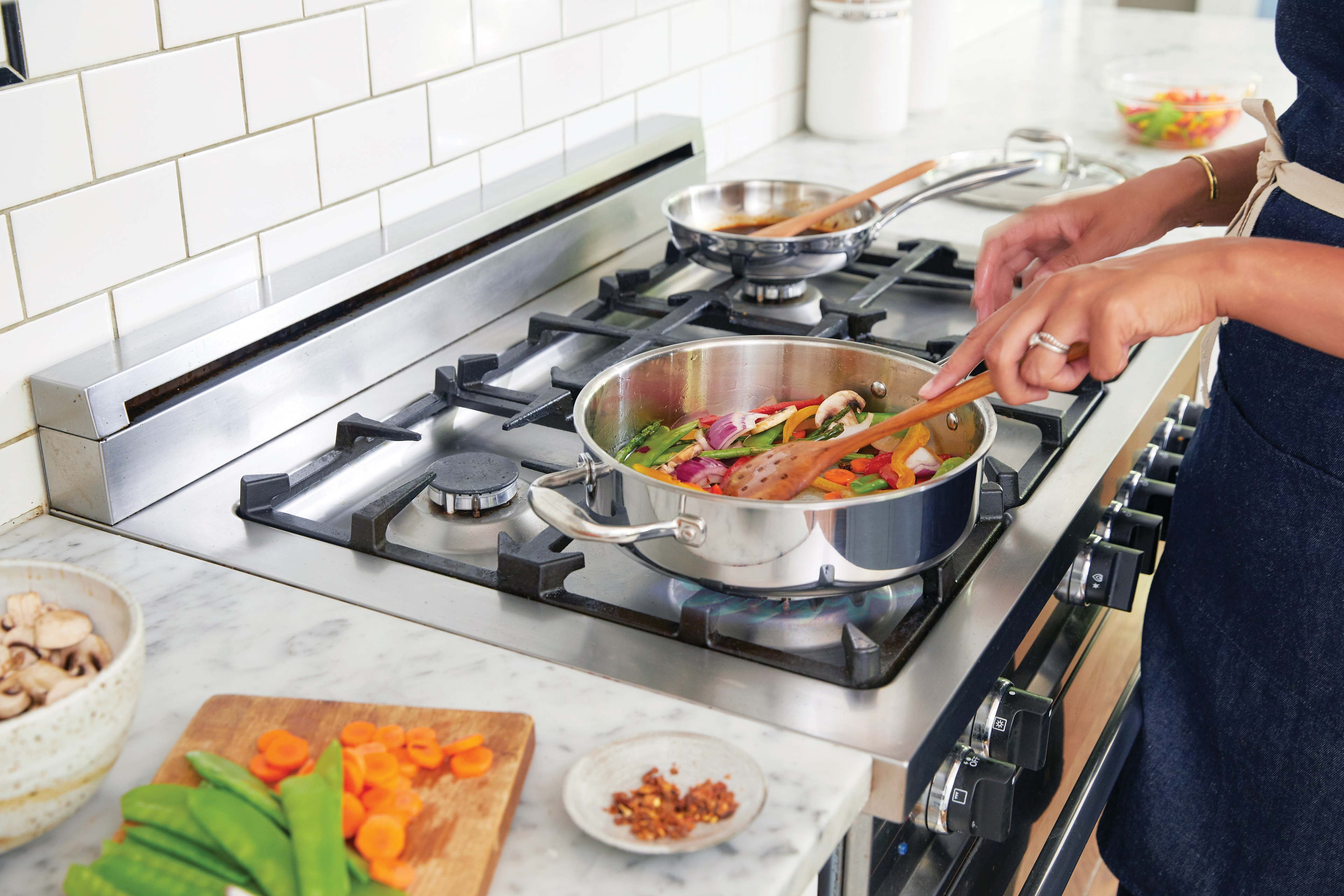 Compare gas, electric, and induction cooking methods to find the best option based on heat control, efficiency, and cooking preferences.