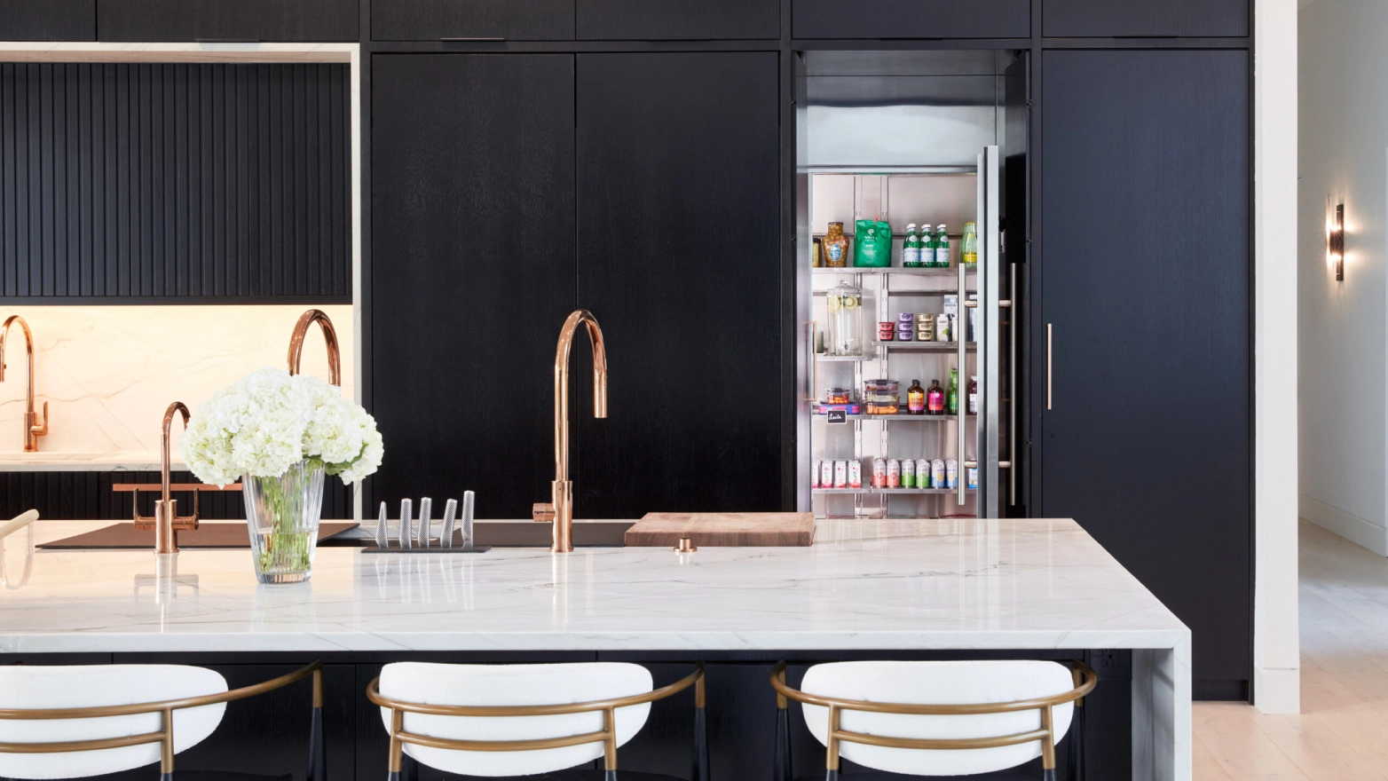 Elevate your kitchen with Qoldfusion—where innovation meets luxury in home refrigeration.​
