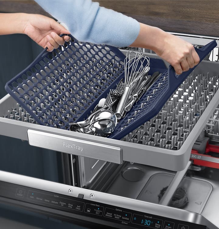 Samsung DW80M9960US Easily Load And Unload Culinary Items