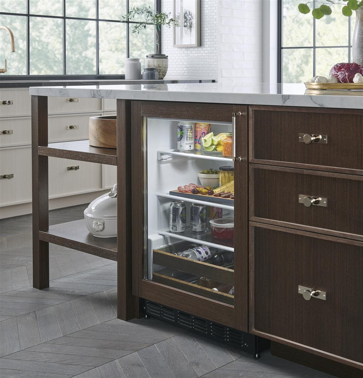 Monogram ZDBR240NBS Storage Convenience