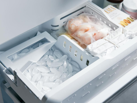 Cafe CWE23SP2MS1 Factory-installed Ice-maker