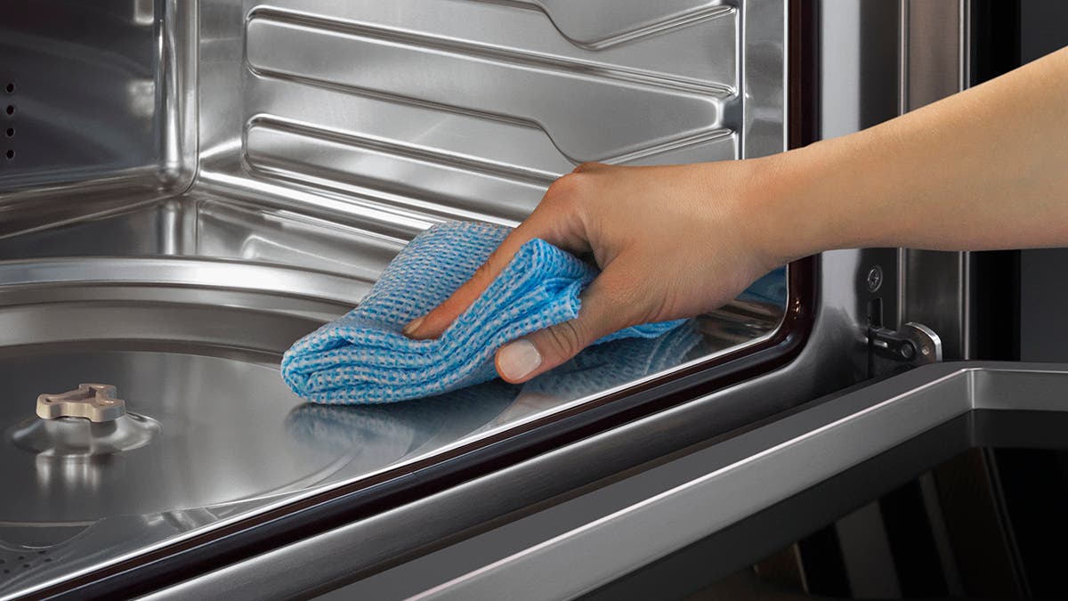 Fisher Paykel OM24NDBB1 Easy Cleaning