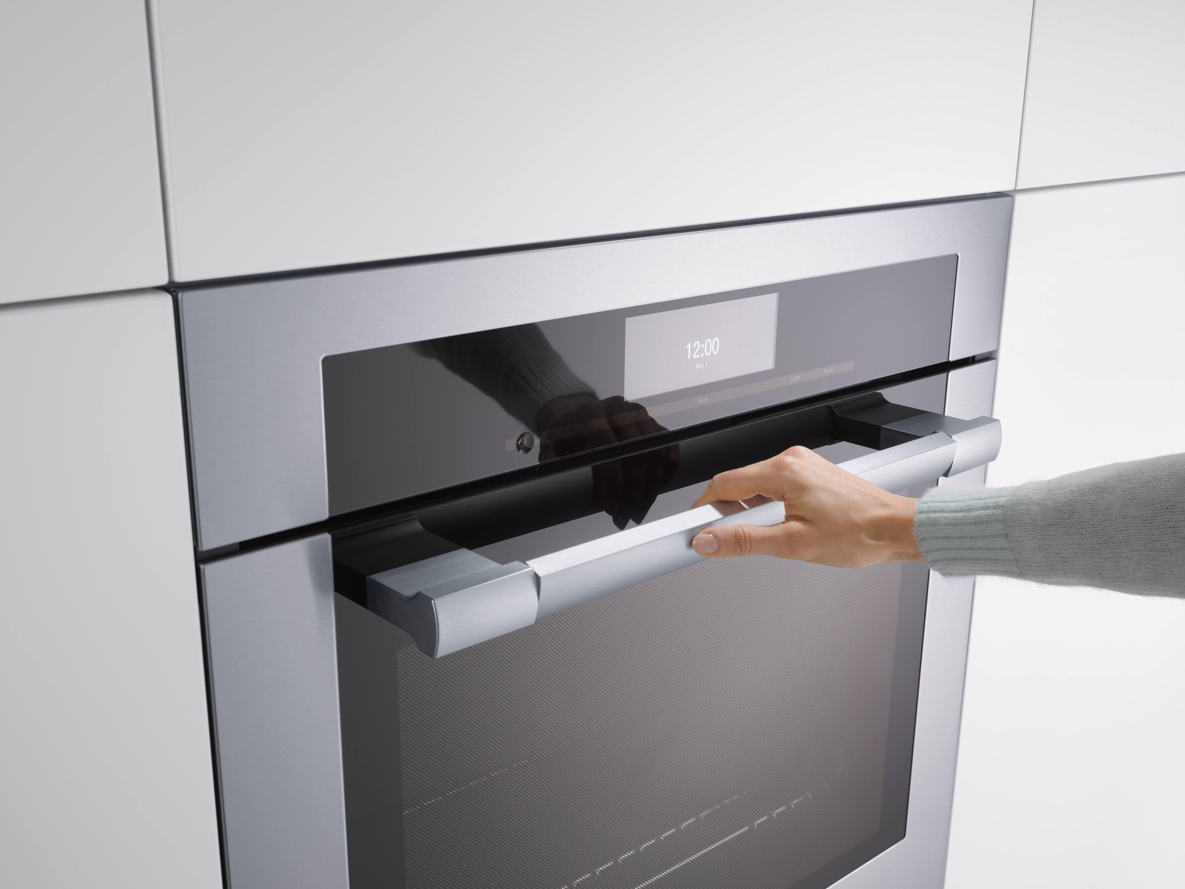 Miele H67802BP2CTS Convenient Twist Handle