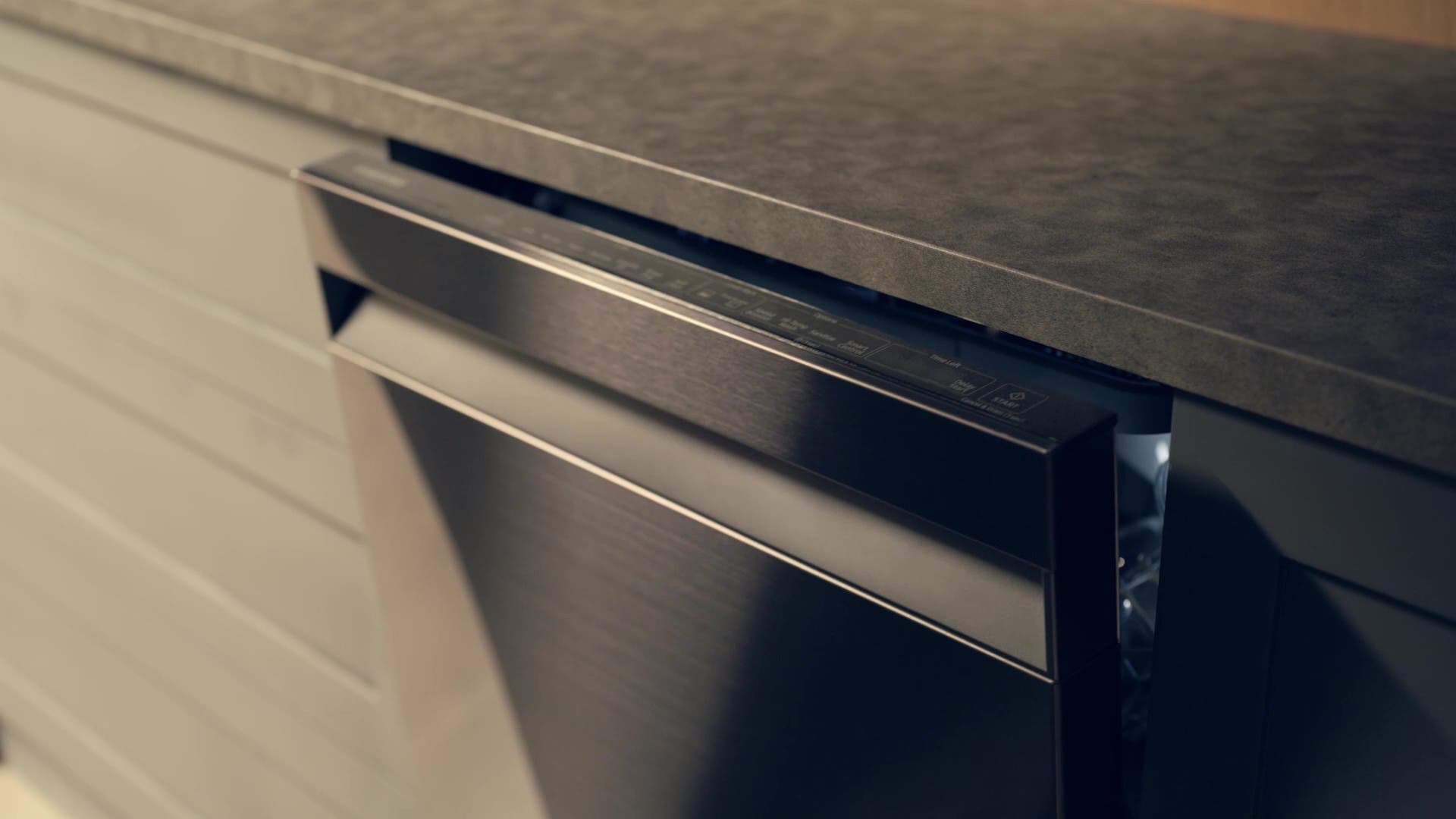 Samsung DW80R7060UG Autorelease™ Door<br />