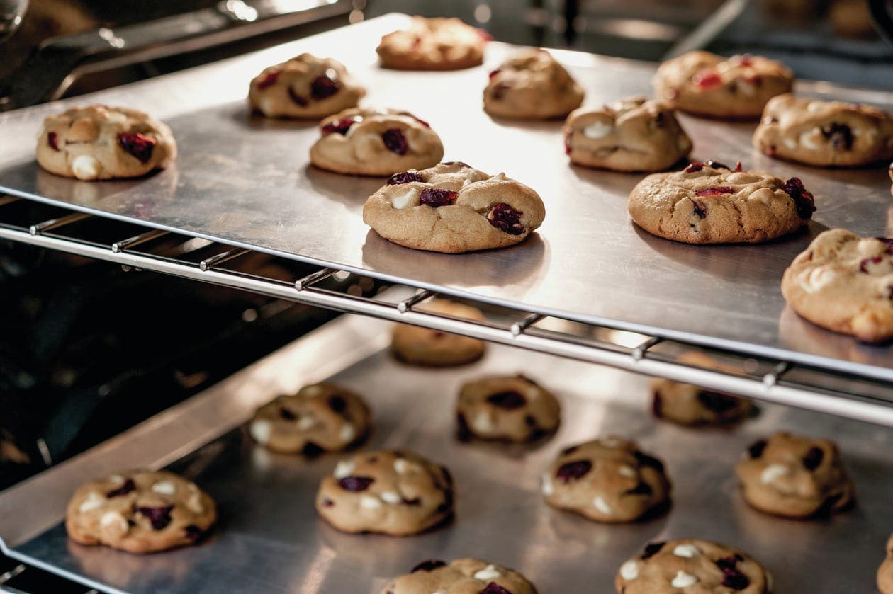 Frigidaire FCRG3052AW Even Baking Technology