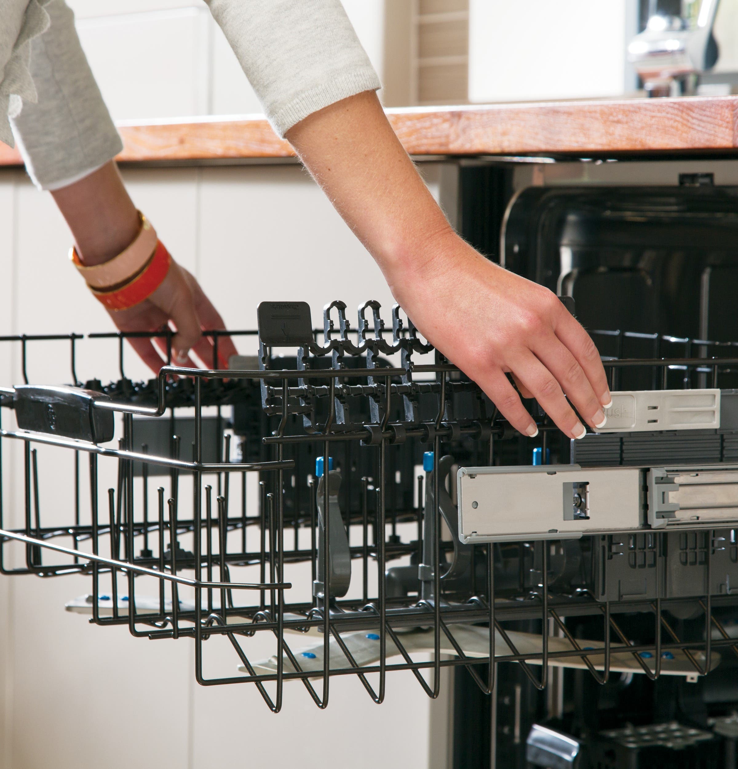 GE PDT750SSFSS Easy Touch Adjustable Upper Rack With 2 Stem Safe Shelves