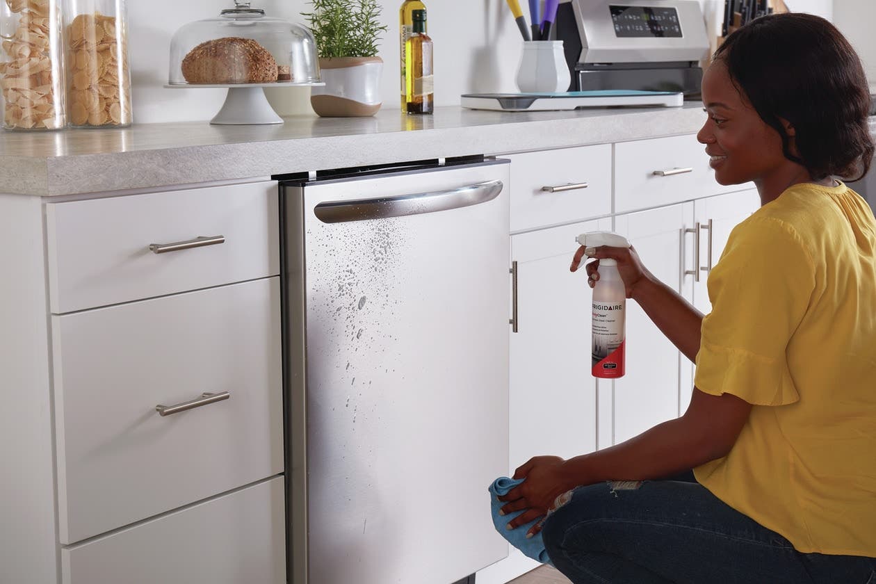 Frigidaire 10FFSSCL02 Gently Cleans Tough Stains