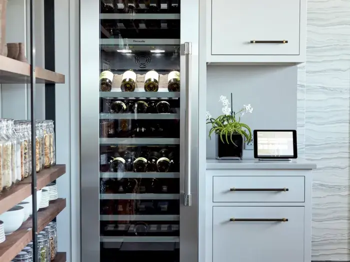 Thermador T18IW100SP Uv-glass Door: Argon-filled Panoramic Glass Blocks Uv And Heat Damage.