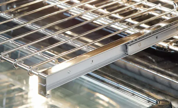 Thermador MRI304DL Telescopic Racks Glide Smoothly For Easy Use