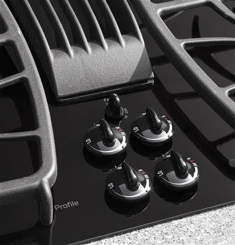 GE PGP9830TJWW Knob Controls With Black Glass Surface