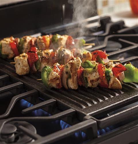 GE PGB980ZEJSS Extra-large, Integrated Reversible Cast Iron Grill/griddle