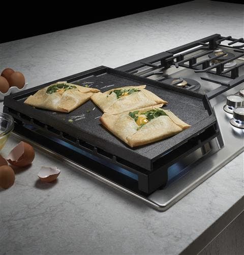 Monogram ZGU36ESLSS Heavy-duty, Cast-iron Griddle