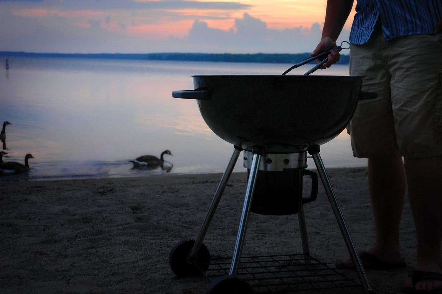 Napoleon PRO22KLEG 23 Inch Portable Charcoal Kettle Grill