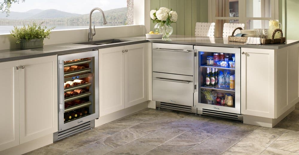 True Residential TUR24LSGB Stainless Glass, Left Hinge