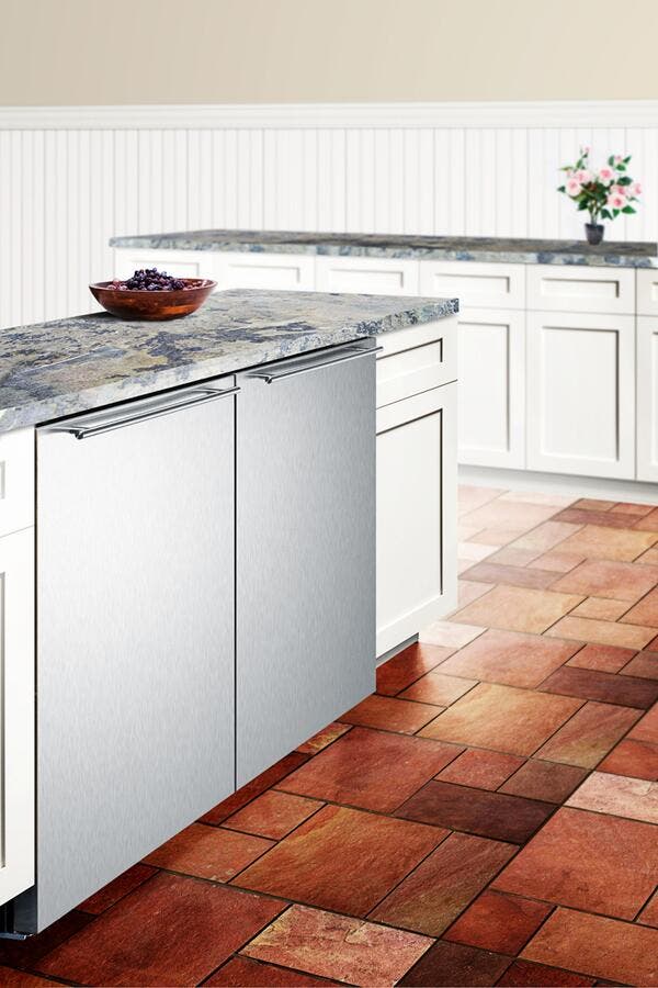Summit SCFF53BXCSSHHIM Stainless Steel, Horizontal Handle, Ice Maker