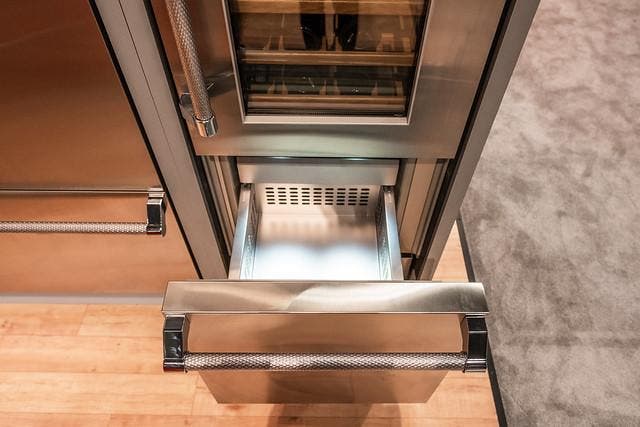 Hestan KRWL24 Steeletto, Left Hinge