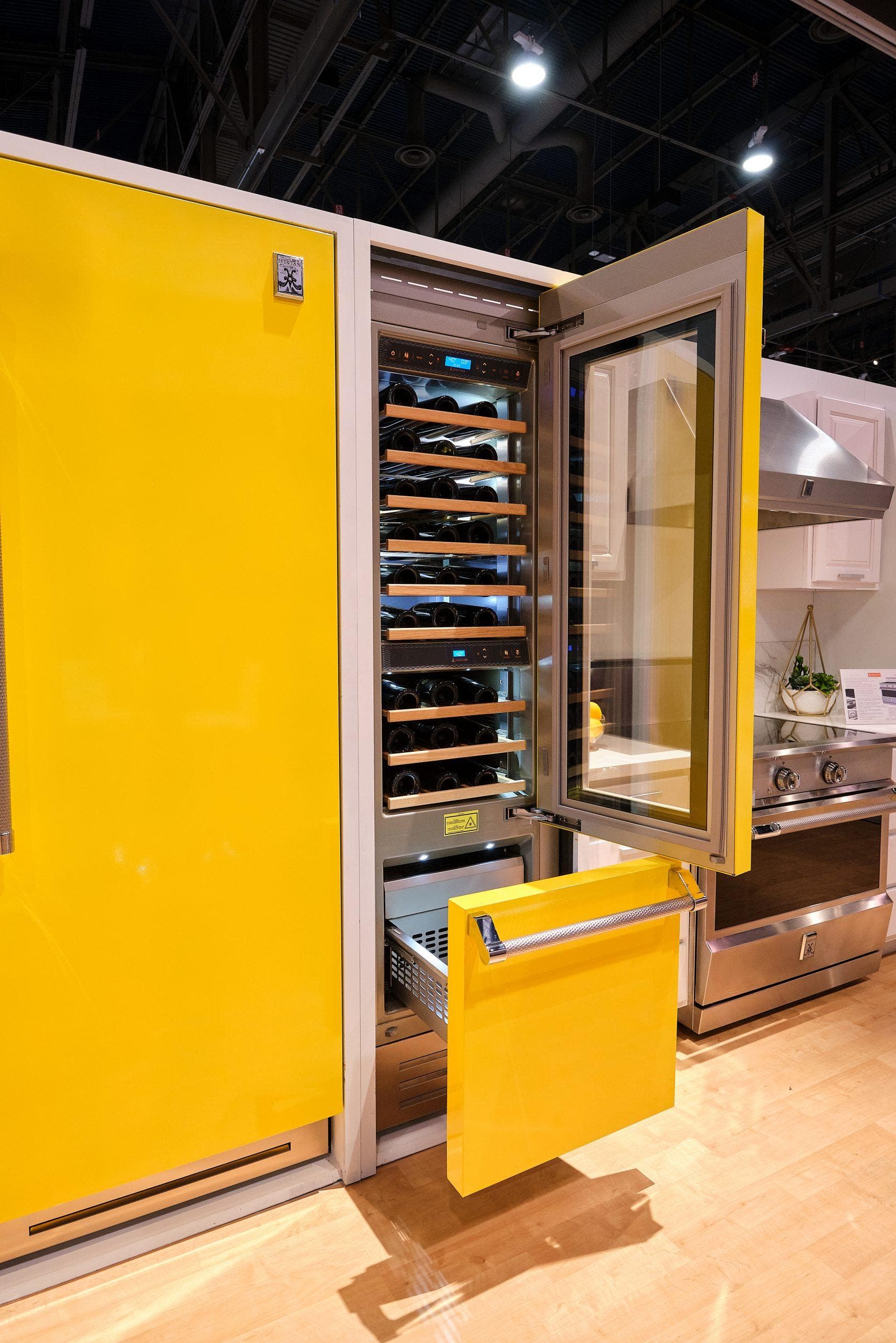 Hestan KRWL24 Steeletto, Left Hinge