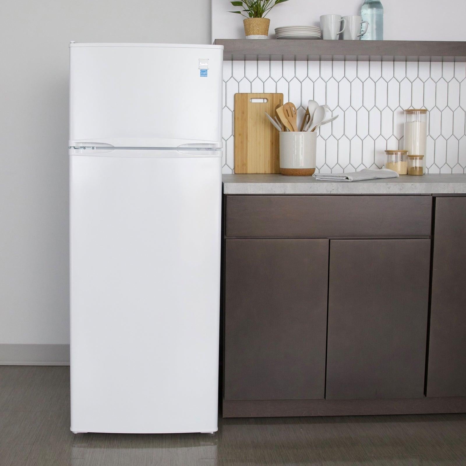 Avanti RA733B3S 22 Inch Freestanding Top Freezer Refrigerator