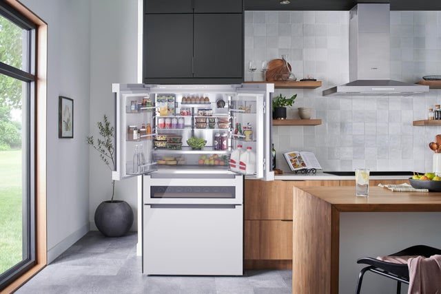 Bosch B36CL81ENW 36 Inch Freestanding 4 French Door Smart Refrigera...