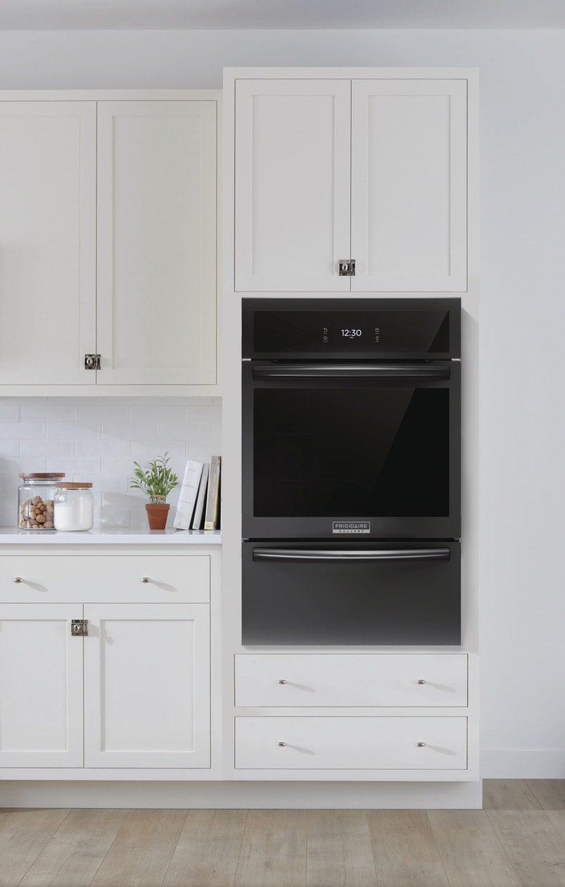 Frigidaire GCWG2438AB 24 Inch Single Gas Wall Oven Black