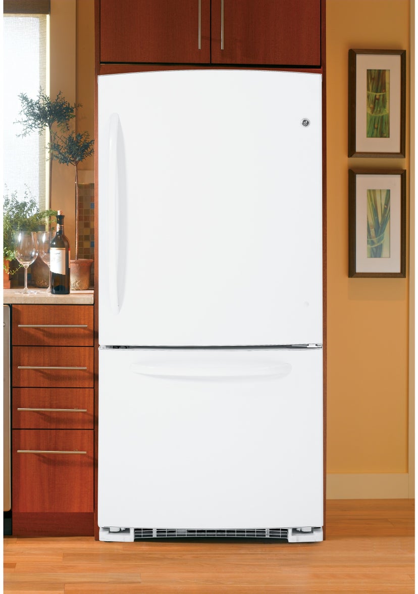 GE GDSC3KCYWW 22.7 cu. ft. Bottom Freezer Refrigerator with 4 Ad...