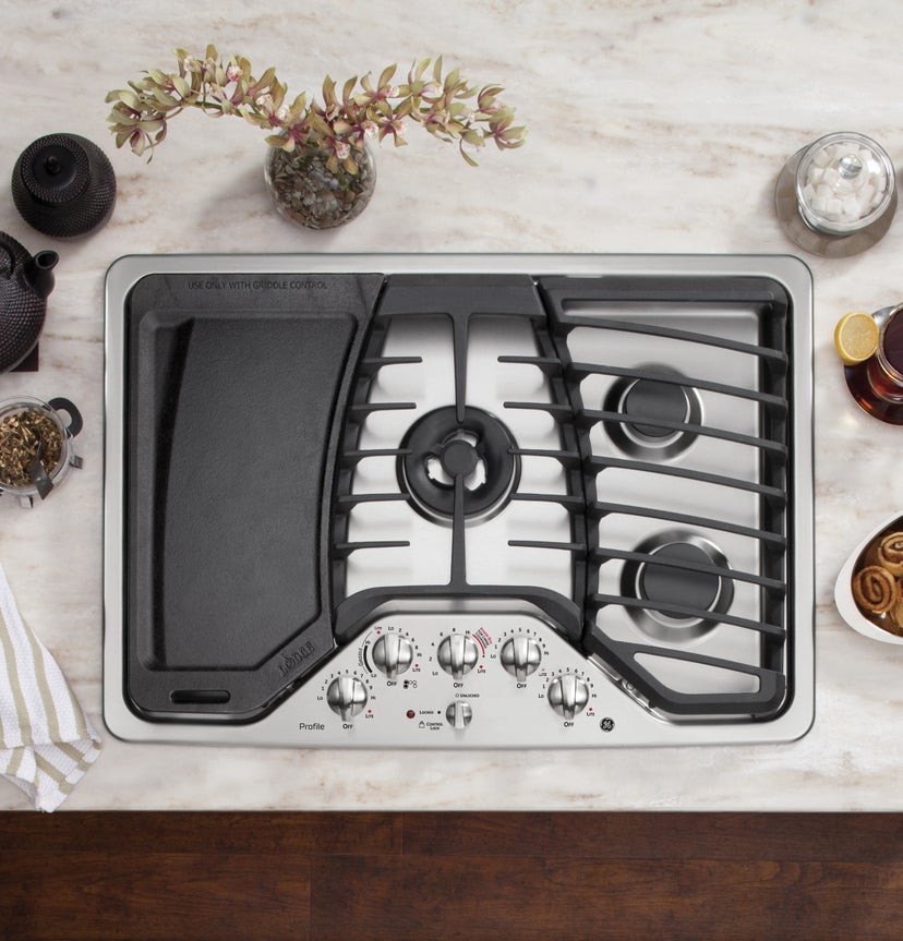 GE PGP959SETSS 30 Inch Gas Cooktop with Tri-Ring Burner, Griddle,...