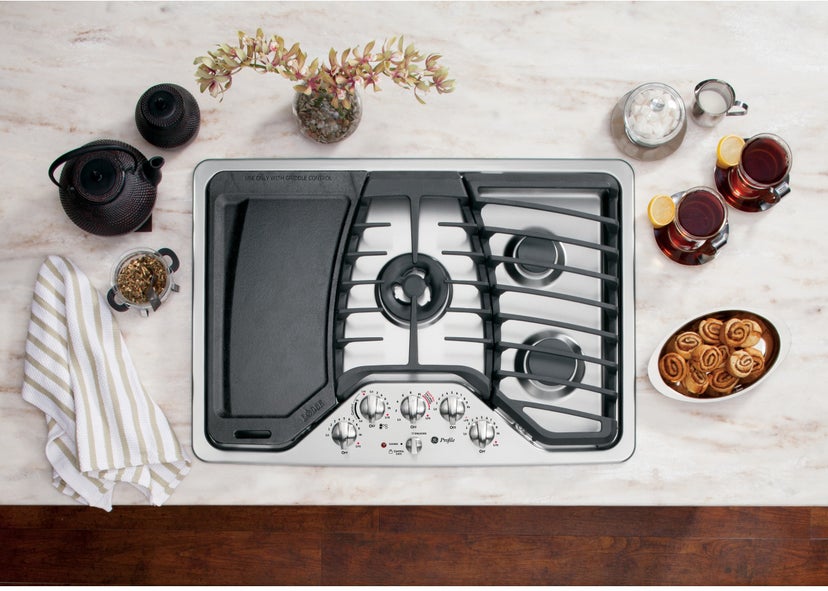 GE PGP959SETSS 30 Inch Gas Cooktop with Tri-Ring Burner, Griddle,...