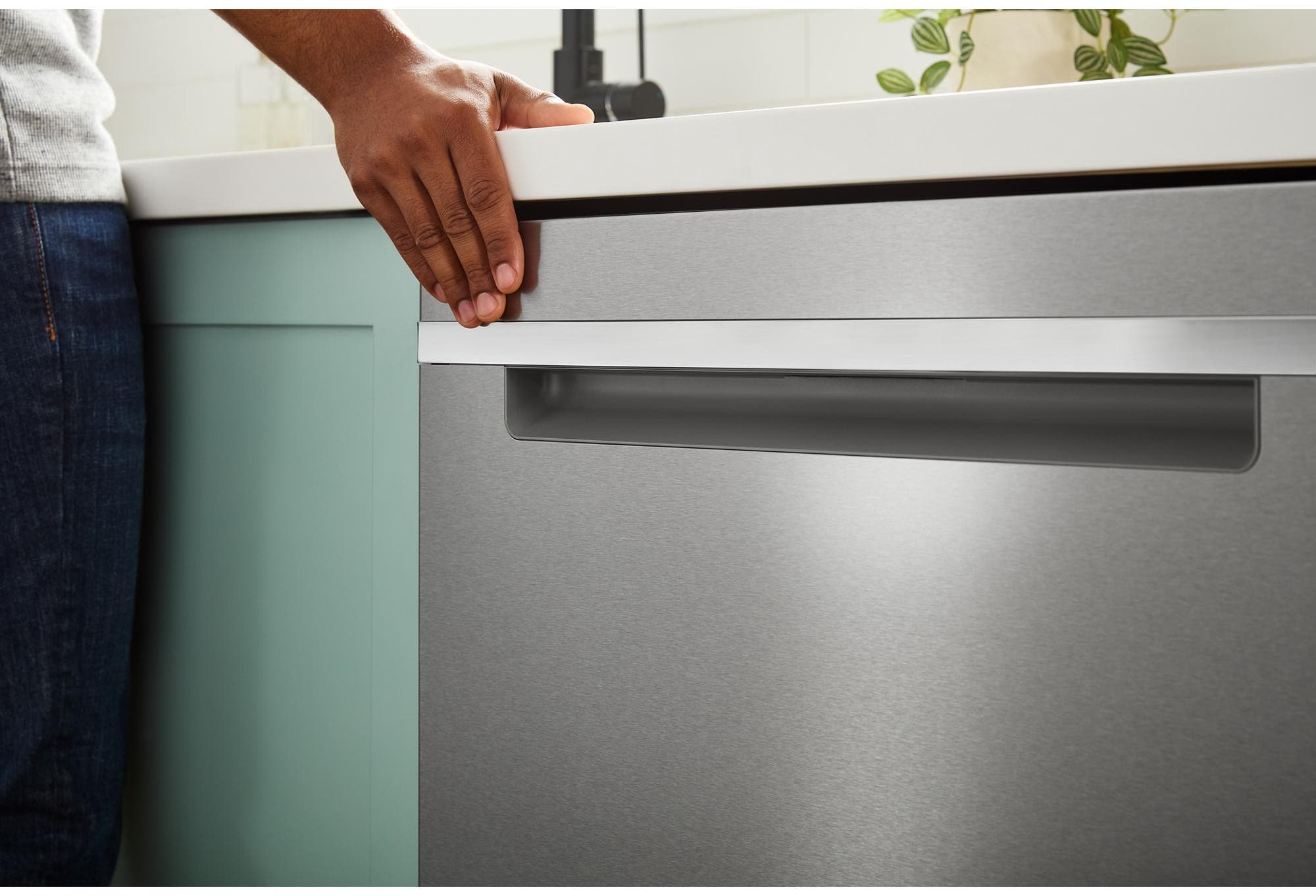 Whirlpool WDTS8024SV Fingerprint-Resistant Black Stainless Steel