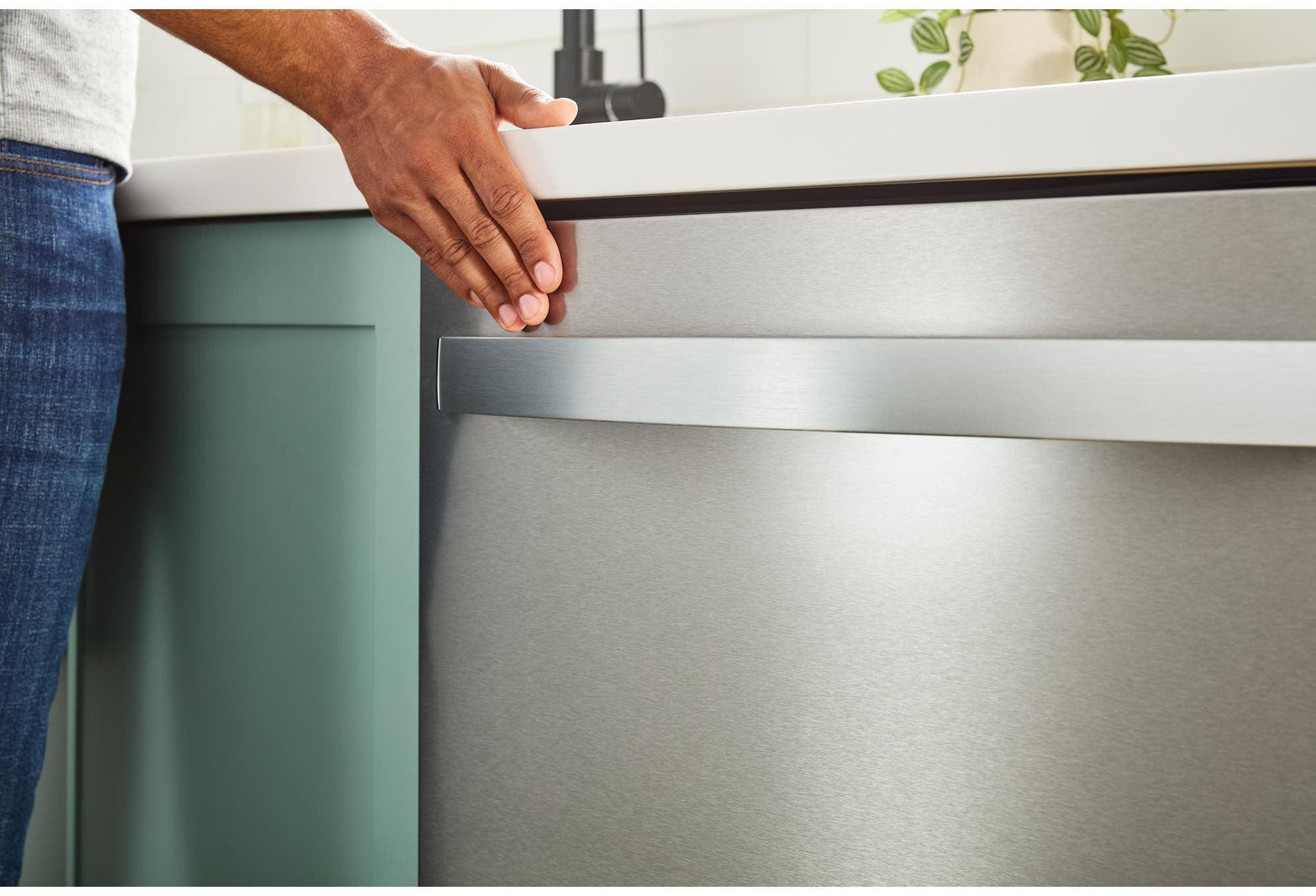 Whirlpool WDTS8024SV Fingerprint-Resistant Black Stainless Steel