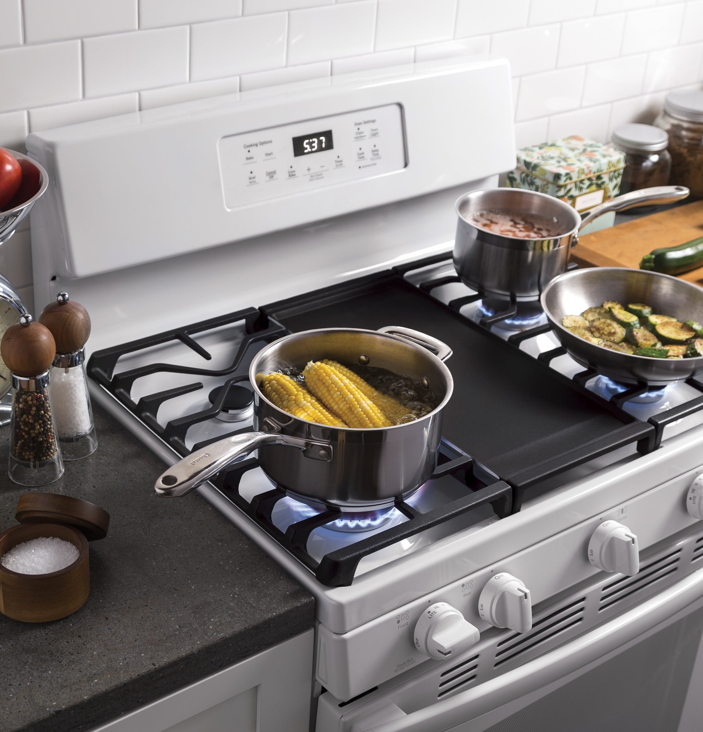 GE JGBS66DEKWW 30 Inch Free-Standing Gas Range White | Plesser's