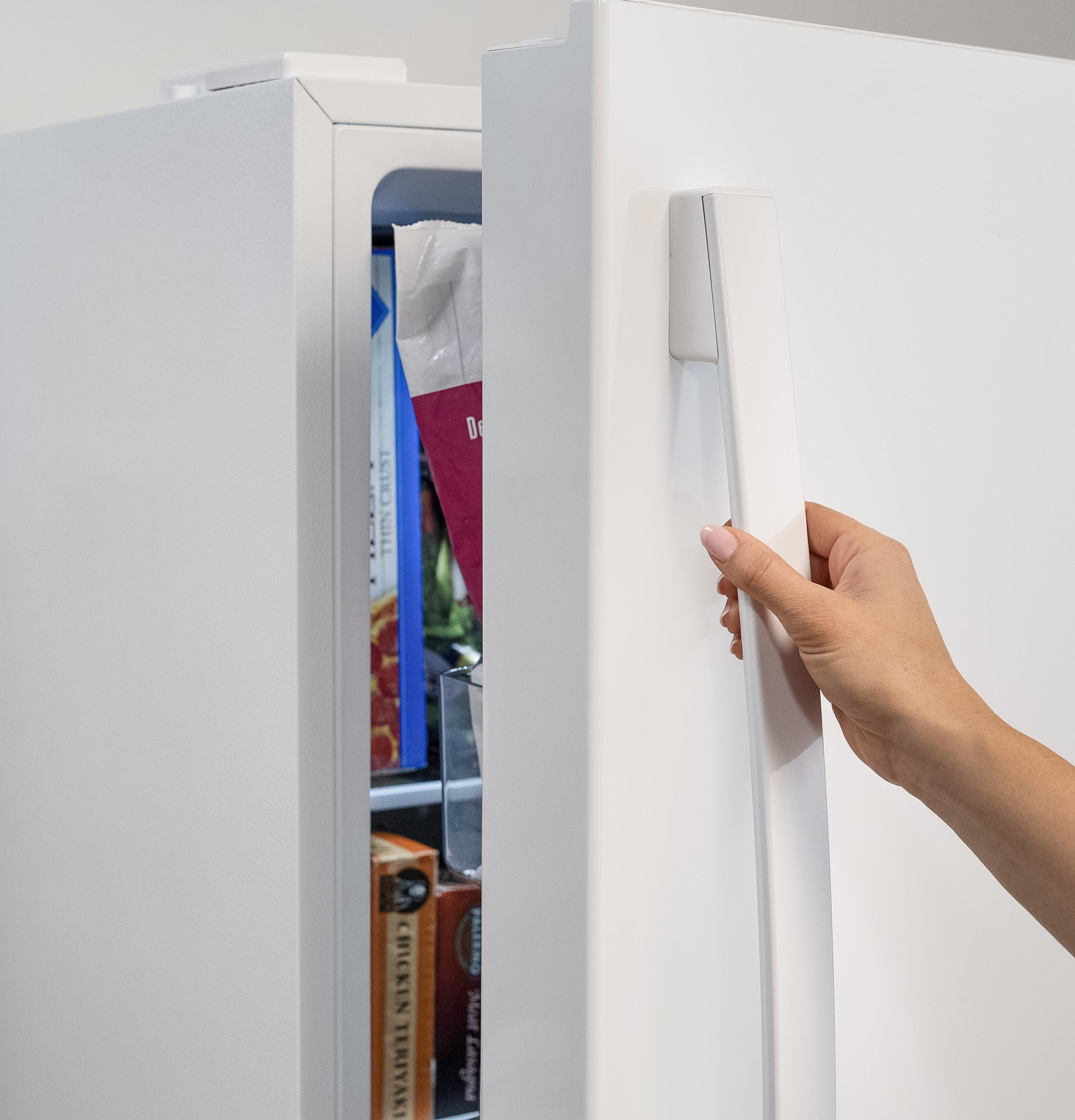 GE FUF18DZRWW 18 Cu. Ft. Upright Convertible Freezer: White